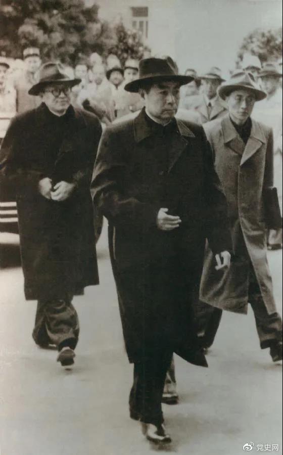 1954��4��26�գ��Ճ�(n��i)�ߕ��h�_Ļ���D���ܶ������Ї�����F�M�������