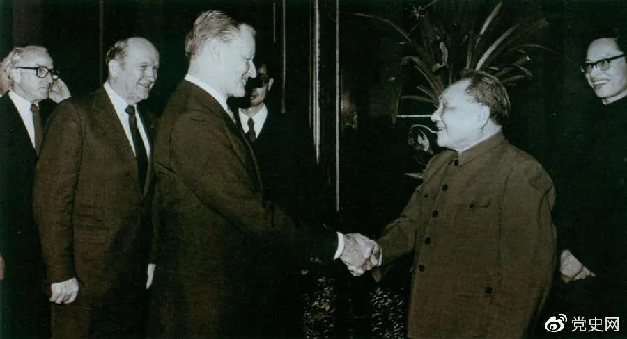 1984��2��22�գ���Сƽ��Ҋ�������γǴ�W�����c���H���}�о����Ĵ���F��