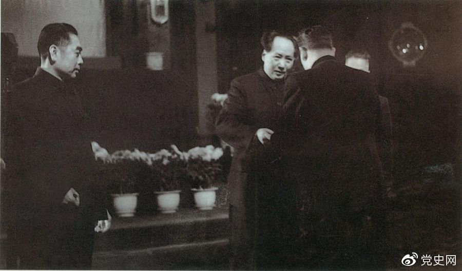 1949��10��2�գ��K�������ȳ��J���A���񹲺͇���10��3�գ����K��ʽ�������D���K��һ���v�Ї���ʹ��ë�ɖ|��ϯ���f������