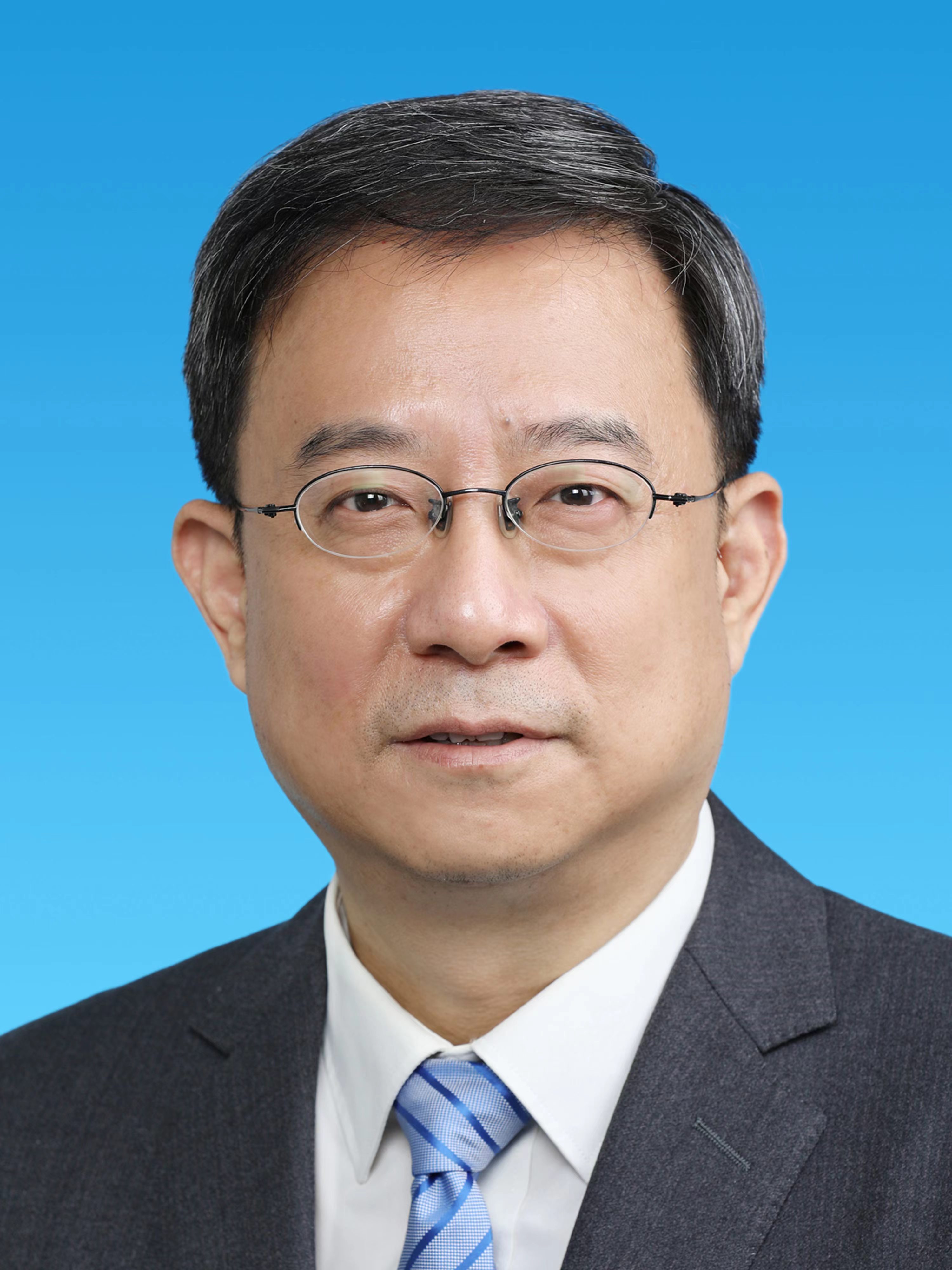 黃一兵 （中央黨史和文獻(xiàn)研究院副院長(zhǎng)）					 	 						 	 	黃一兵，中央黨史和文獻(xiàn)研究院副院長(zhǎng)，研究員。黨的十九大代表、二十大代表。全國(guó)宣傳文化系統(tǒng)“四個(gè)一批”人才，國(guó)家“萬(wàn)人計(jì)劃”第一批哲學(xué)社會(huì)科學(xué)領(lǐng)軍人才，享受國(guó)務(wù)院政府特殊津貼專家，中國(guó)中共黨史學(xué)會(huì)副會(huì)長(zhǎng)，北京市社科聯(lián)副主席，中國(guó)歷史研究院學(xué)術(shù)委員會(huì)委員，教育部高等學(xué)校思想政治理論課教學(xué)指導(dǎo)委員會(huì)副主任委員。專業(yè)研究方向是黨的歷史和黨的思想理論，近年來(lái)主要從事習(xí)近平總書(shū)記著作編輯和習(xí)近平新時(shí)代中國(guó)特色社會(huì)主義思想研究宣傳工作，先后參與編寫《習(xí)近平新時(shí)代中國(guó)特色社會(huì)主義思想三十講》《習(xí)近平新時(shí)代中國(guó)特色社會(huì)主義思想學(xué)習(xí)綱要》《習(xí)近平新時(shí)代中國(guó)特色社會(huì)主義思想學(xué)習(xí)問(wèn)答》等基本理論著作；參與編寫《中國(guó)共產(chǎn)黨歷史》第一卷、第二卷，《中國(guó)共產(chǎn)黨的九十年》《中國(guó)共產(chǎn)黨簡(jiǎn)史》《中國(guó)共產(chǎn)黨的一百年》等黨史基本著作。