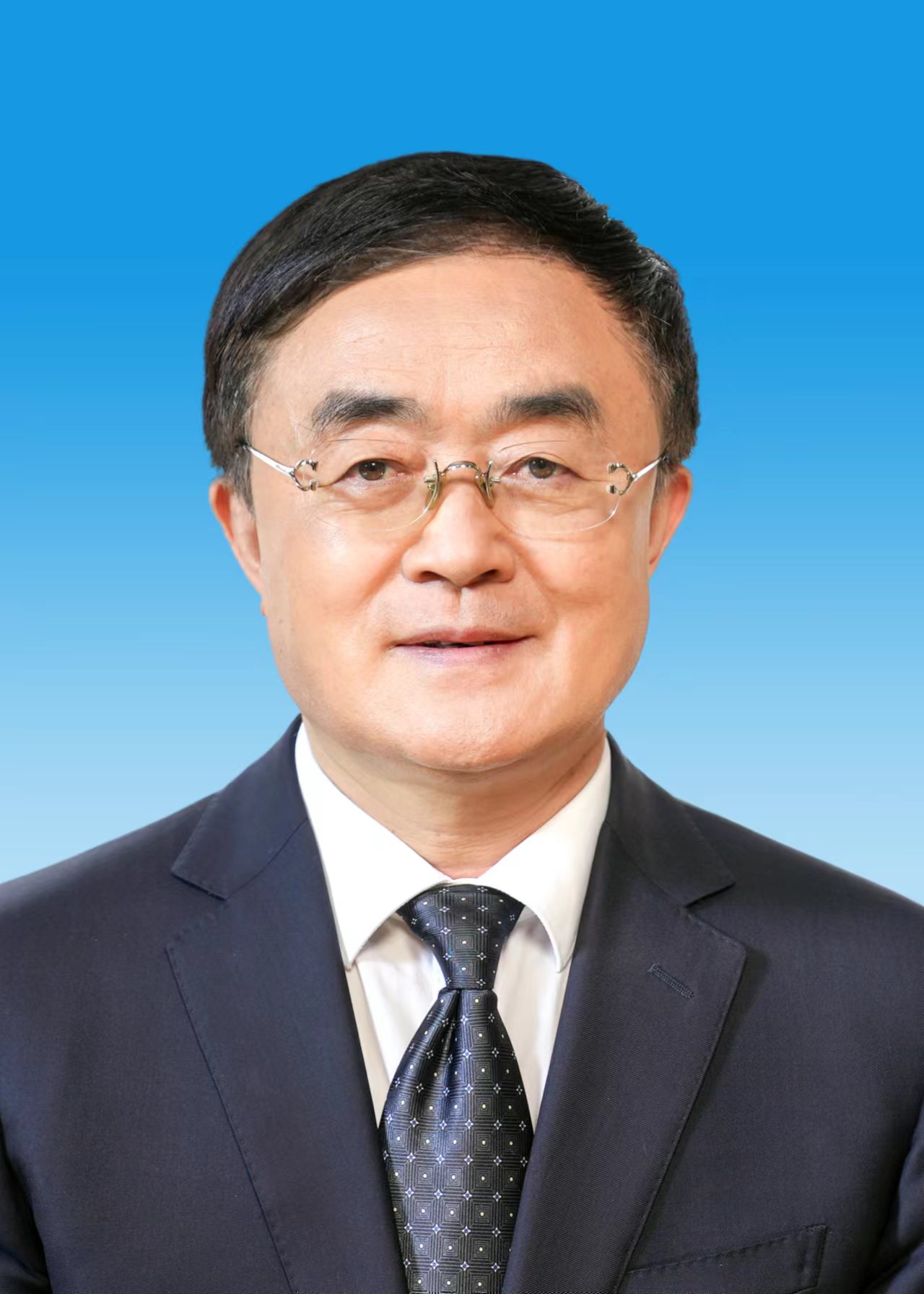 曲青山 （中央黨史和文獻研究院院長）曲青山，中央黨史和文獻研究院院長，研究員。黨的十九大、二十大代表，第十九屆、二十屆中央委員。曾任中共青海省委常委、宣傳部長，原中央黨史研究室主任，第十八屆中央紀委委員。中國中共黨史學會會長，中央馬克思主義理論研究和建設工程咨詢委員會委員。長期從事黨的宣傳思想工作和黨史黨建等方面的研究，長期致力于黨史基本著作的編寫工作。主持編輯出版《習近平經濟文選》第一卷、《習近平生態文明文選》第一卷、《習近平法治文選》第一卷、習近平總書記《論黨的自我革命》《論堅持全面深化改革》第一卷和第二卷、《習近平新時代中國特色社會主義思想專題摘編》《習近平關于全面從嚴治黨論述摘編( 2021年版)》等50多部專題文選、專題文集、論述摘編、專題論述摘編，參與編輯出版《習近平著作選讀》第一卷和第二卷、《習近平談治國理政》第三卷至第五卷等綜合文集。主持編輯出版《十九大以來重要文獻選編》上冊、中冊、下冊，《二十大以來重要文獻選編》上冊等黨和國家重要文獻。主持編寫《中國共產黨一百年大事記》《改革開放四十年大事記》《中華人民共和國大事記（1949年10月—2019年9月）》《全面建成小康社會大事記》《馬克思主義中國化一百年大事記（1921－2021年）》。參與和主持《中國共產黨歷史》第二卷、《中國共產黨的九十年》的編寫、修訂、定稿工作，主持編寫《中國共產黨簡史》初稿工作，主持編寫出版《中國共產黨的一百年》《中國共產黨編年史》（新民主主義革命時期）、《中國共產黨歷史》第三卷上冊。主編大型系列叢書《中國改革開放全景錄》。參與黨的十八屆六中全會、黨的十九大、十九屆六中全會、黨的二十大、二十屆三中全會文件起草和十九大、二十大黨章修改工作。主要著作有《共產黨執政規律研究》《新時代在黨史新中國史上的重要地位和意義》《中國共產黨百年歷史經驗》《從五個維度認識把握“兩個確立”》《曲青山黨史論集》（上卷、下卷）《曲青山論文精選》（上卷、下卷）等，撰寫發表《中國共產黨百年輝煌》《中國共產黨百年歷史與歷史主動》《從哲學高度認識把握“兩個確立”的決定性意義》《發揚偉大的歷史主動精神》等300余篇學術研究和理論宣傳文章。