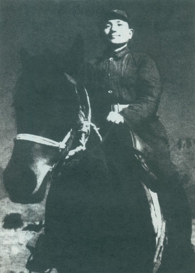 鄧小平策馬奔赴太行前線。（1938年）