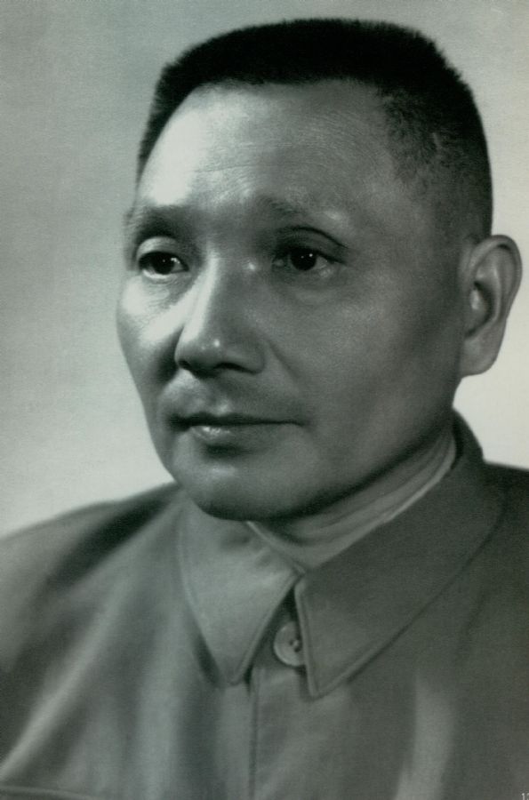 鄧小平在中共八屆一中全會上當選為中共中央政治局常委、中共中央總書記。（1956年）