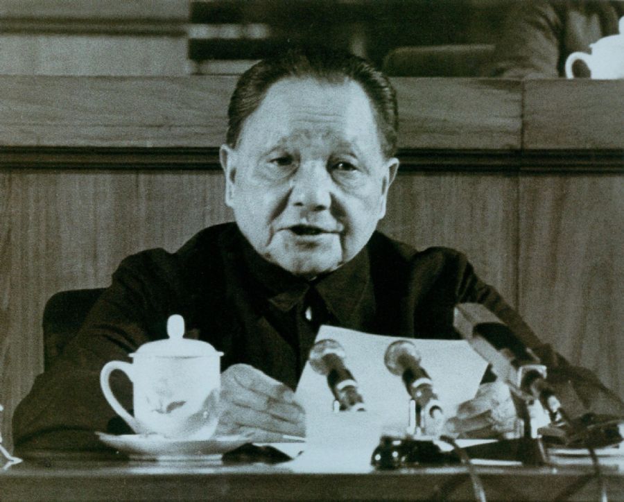 中國共產黨第十二次全國代表大會舉行，鄧小平主持大會開幕式并致開幕詞。（1982年）