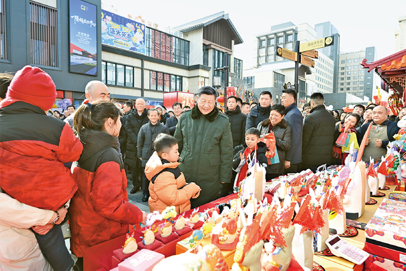 2026年2月9日至10日,中共中央總書記、國家主席、中央軍委主席習(xí)近平在北京考察并看望慰問基層干部群眾。這是10日上午,習(xí)近平在東城區(qū)隆福寺街區(qū)新春市集考察時(shí),同現(xiàn)場群眾親切交流。 新華社記者 謝環(huán)馳/攝