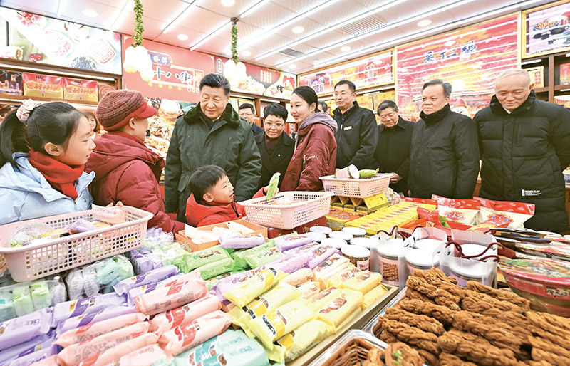 2024年2月1日至2日,中共中央總書記、國家主席、中央軍委主席習近平來到天津,看望慰問基層干部群眾。這是1日下午,習近平在天津古文化街考察時,走進店鋪同現場群眾互動交流。 新華社記者 謝環馳/攝