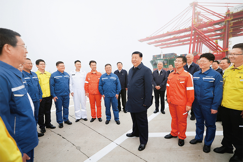  2024年5月22日至24日，中共中央總書記、國家主席、中央軍委主席習近平在山東考察。這是22日下午，習近平在日照港親切慰問港口科技工作者、運營人員、航運人員。 新華社記者 鞠鵬/攝