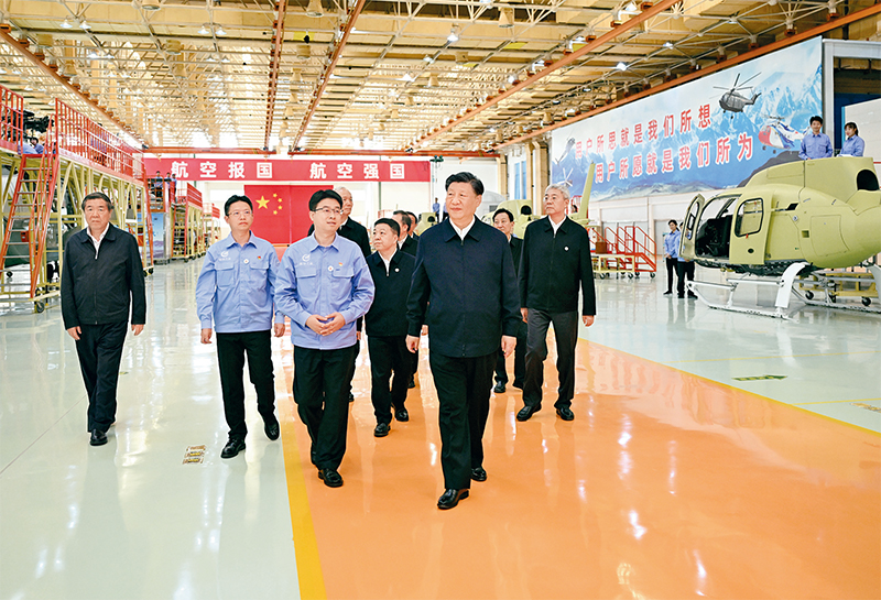   2023年10月10日至13日，中共中央總書記、國家主席、中央軍委主席習近平在江西考察。這是11日上午，習近平在景德鎮市昌河飛機工業（集團）有限公司考察。 新華社記者 燕雁/攝