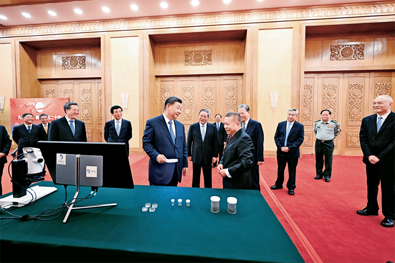 2024年9月23日,黨和國家領導人習近平、李強、趙樂際、王滬寧、蔡奇、丁薛祥、李希等在人民大會堂接見探月工程嫦娥六號任務參研參試人員代表并參觀月球樣品和探月工程成果展覽。這是習近平等參觀月球樣品和探月工程成果展覽。 新華社記者 謝環馳/攝