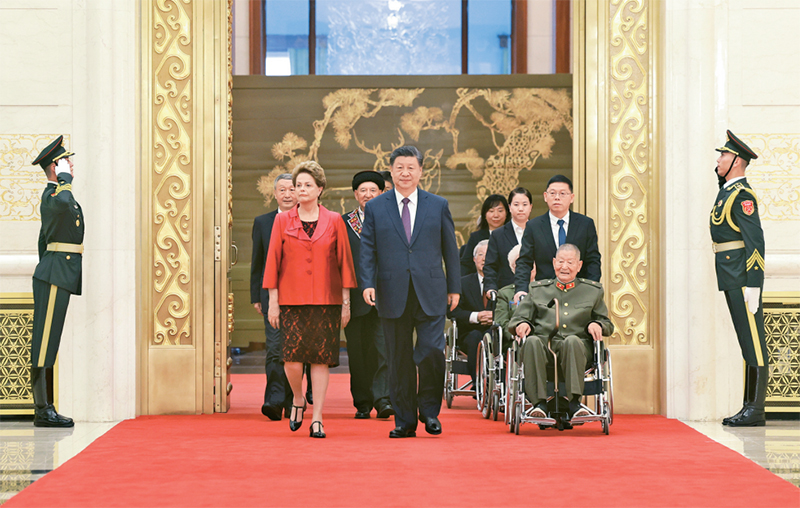 2024年9月29日,中華人民共和國國家勛章和國家榮譽稱號頒授儀式在北京人民大會堂金色大廳隆重舉行。中共中央總書記、國家主席、中央軍委主席習近平同國家勛章和國家榮譽稱號獲得者一同步入會場。 新華社記者 王曄/攝