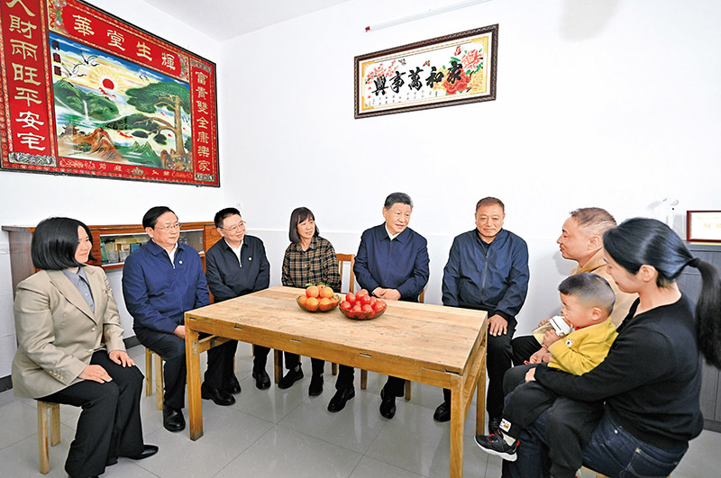 2024年11月4日至6日，中共中央總書記、國家主席、中央軍委主席習近平在湖北考察。這是5日上午，習近平在咸寧市嘉魚縣潘家灣鎮四邑村村民熊成龍家，同一家人圍坐在一起拉家常。 新華社記者 燕雁/攝