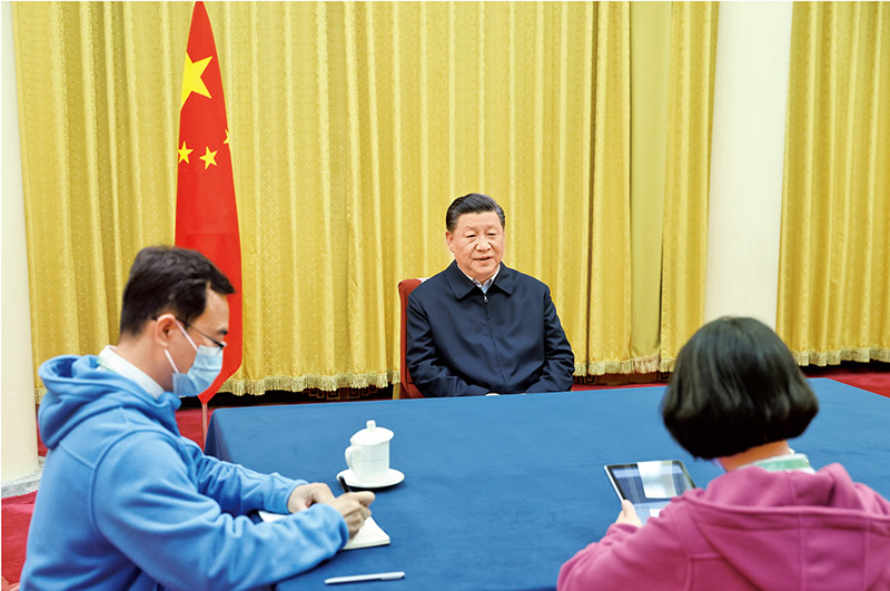 2020年11月2日，中共中央總書記、國家主席、中央軍委主席習近平在北京中南海參加第七次全國人口普查登記。這是習近平在回答普查員的詢問。 新華社記者 鞠鵬/攝