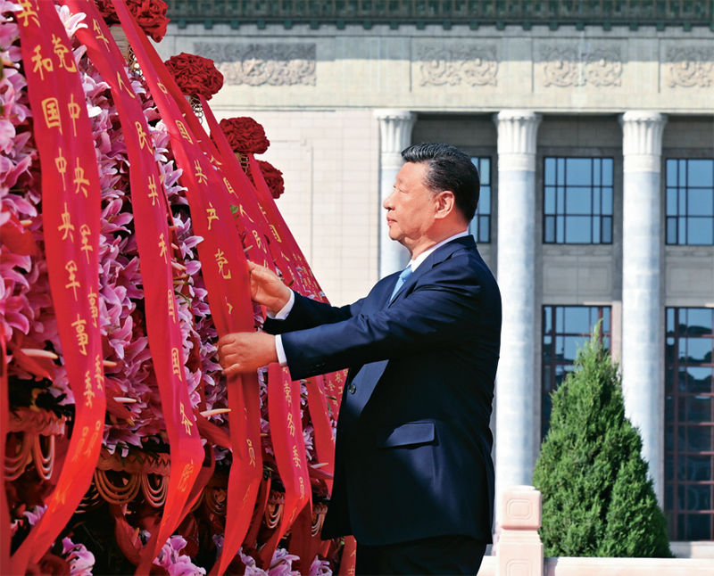 2025年9月30日上午，黨和國家領導人習近平、李強、趙樂際、王滬寧、蔡奇、丁薛祥、李希、韓正等來到北京天安門廣場，出席烈士紀念日向人民英雄敬獻花籃儀式。這是習近平整理花籃上的緞帶。 新華社記者 李響/攝