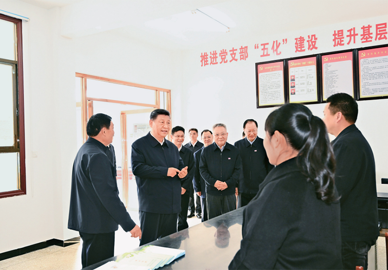 2024年3月18日至21日，中共中央總書記、國家主席、中央軍委主席習近平在湖南考察。這是19日下午，習近平在常德市鼎城區謝家鋪鎮港中坪村黨群服務中心了解當地為基層減負、提升基層治理效能等情況。 新華社記者 燕雁/攝