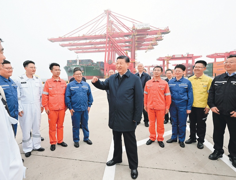 2024年5月22日至24日，中共中央總書記、國家主席、中央軍委主席習近平在山東考察。這是22日下午，習近平在日照港親切慰問港口科技工作者、運營人員、航運人員。 新華社記者 謝環(huán)馳/攝